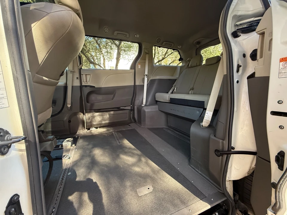 2019 Toyota Sienna 3rd Gen - Image 20 of 21