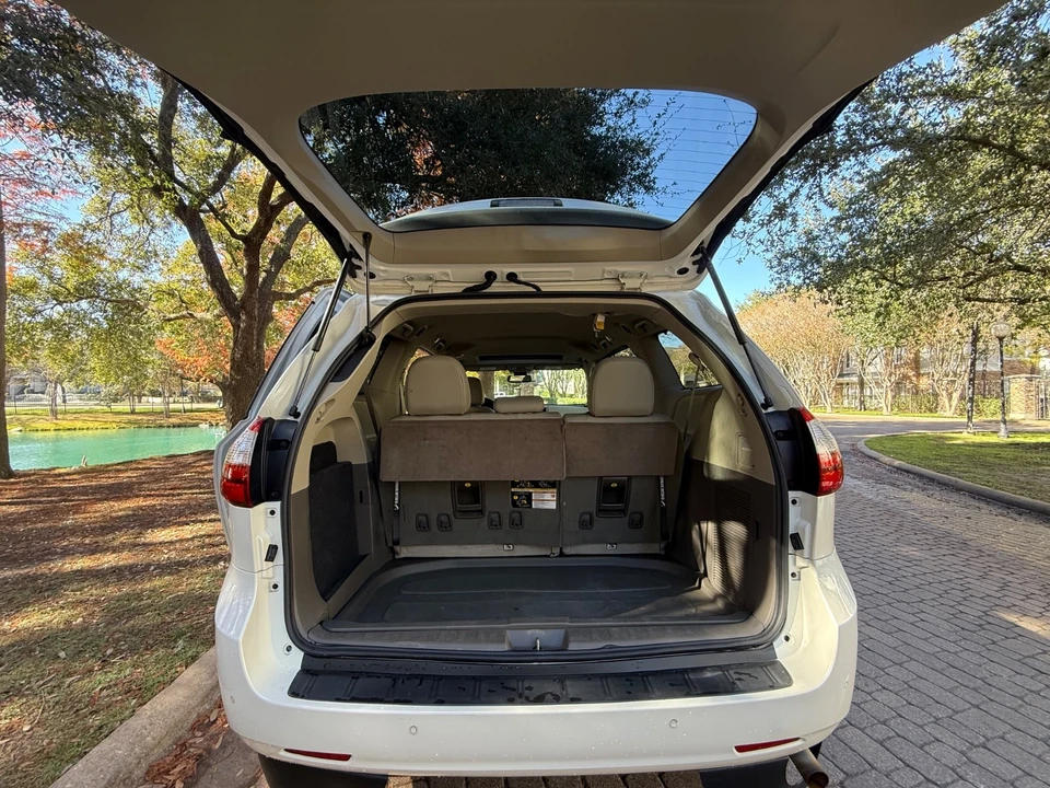 2019 Toyota Sienna 3rd Gen - Image 4 of 21
