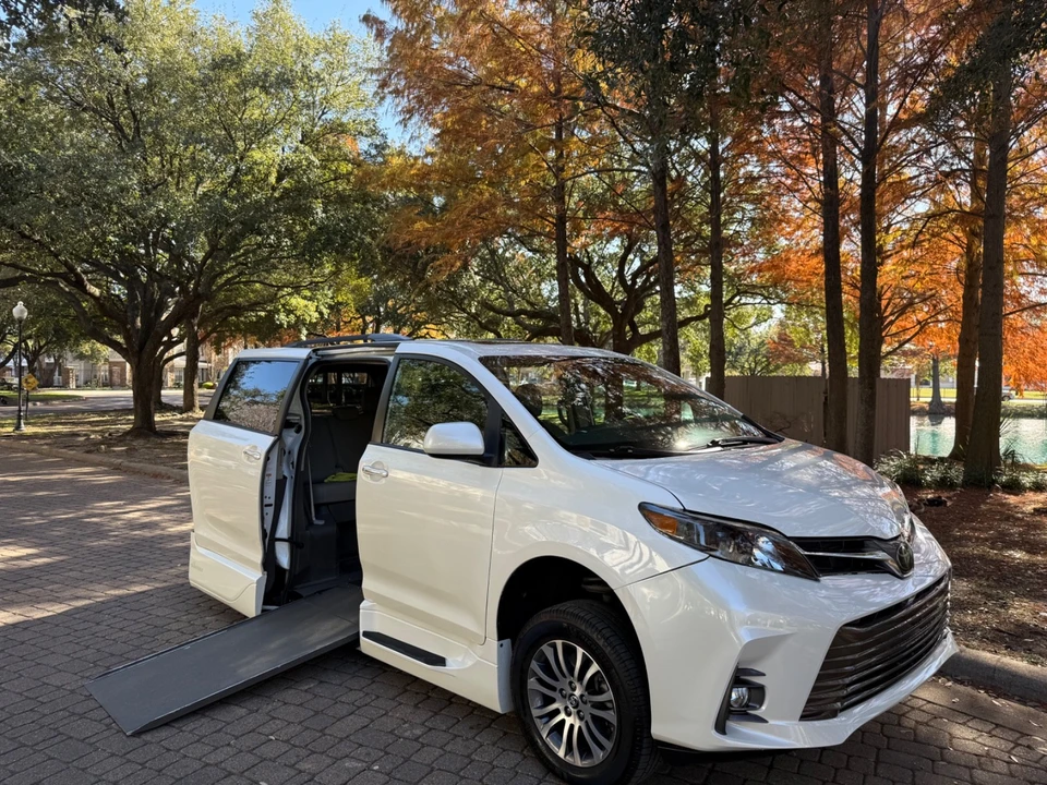 2019 Toyota Sienna 3rd Gen - Image 3 of 21