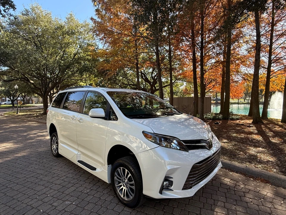 2019 Toyota Sienna 3rd Gen - Image 13 of 21