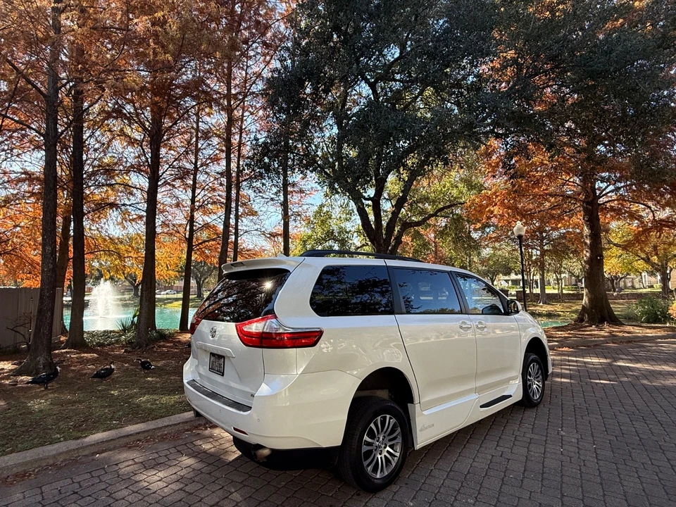 2019 Toyota Sienna 3rd Gen - Image 11 of 21