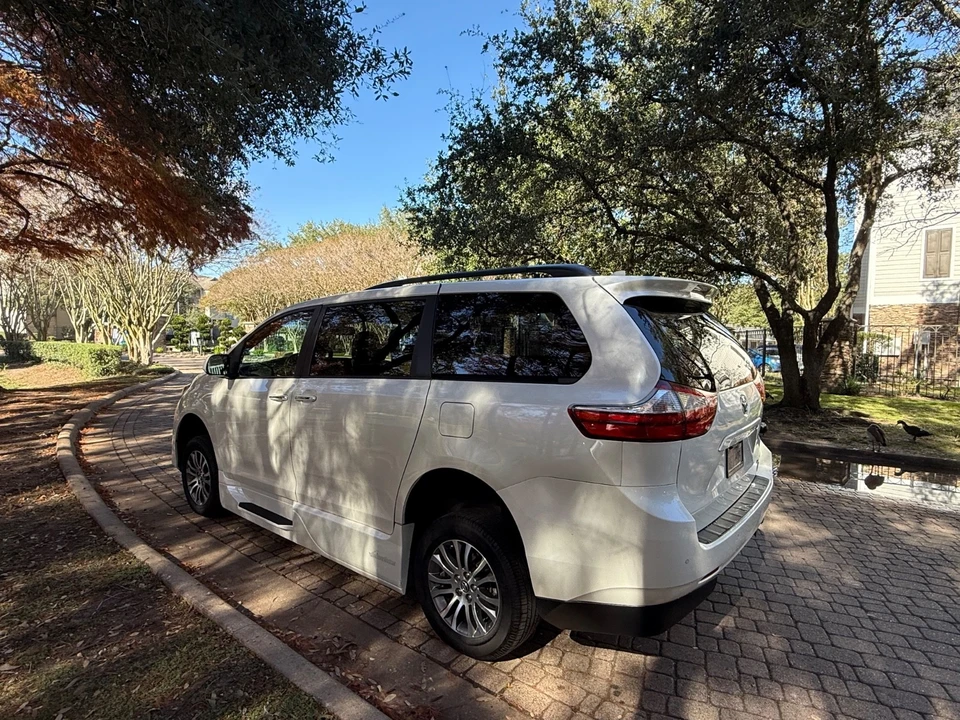 2019 Toyota Sienna 3rd Gen - Image 7 of 21