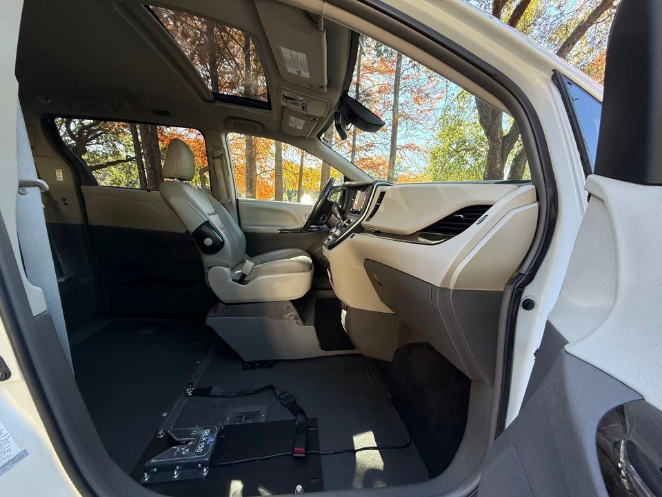 2019 Toyota Sienna 3rd Gen - Image 18 of 21
