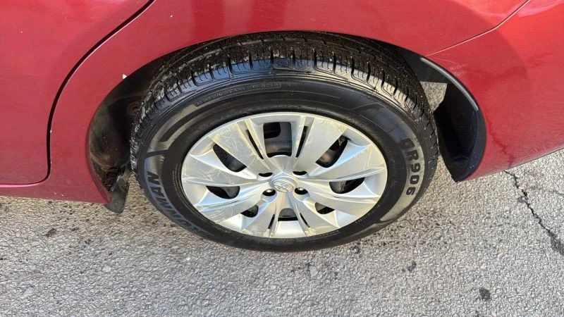 2019 Toyota Yaris - Image 9 of 12