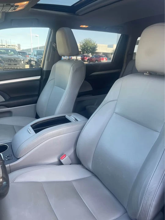 2019 Toyota Highlander - Image 3 of 4
