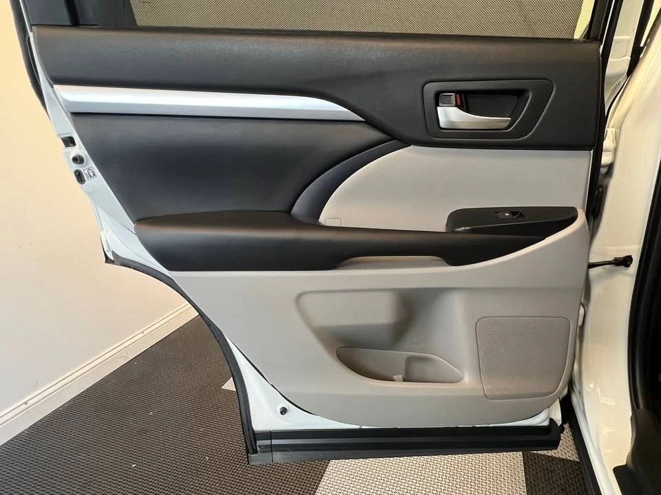 2019 Toyota Highlander - Image 9 of 20
