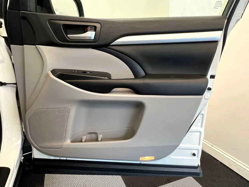 2019 Toyota Highlander - Image 12 of 20