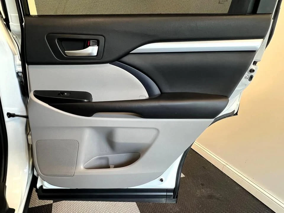 2019 Toyota Highlander - Image 14 of 20