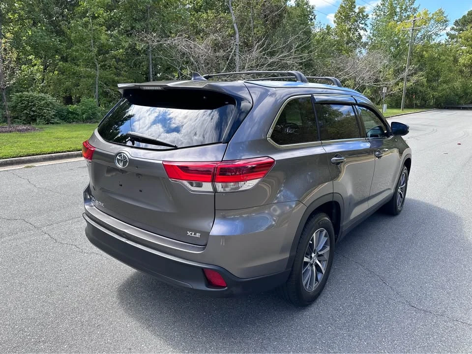 2019 Toyota Highlander - Image 2 of 18
