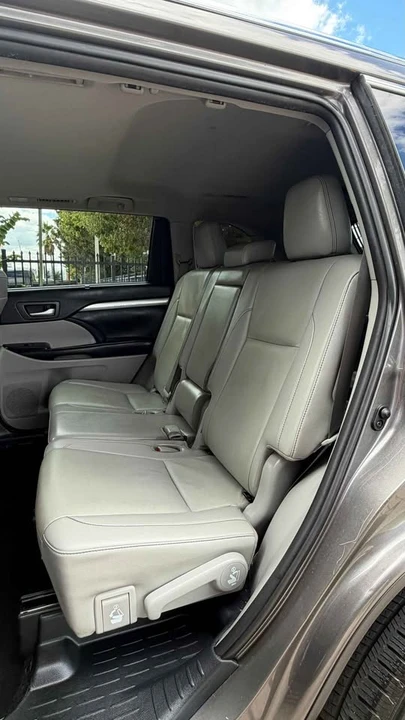 2019 Toyota Highlander - Image 11 of 13