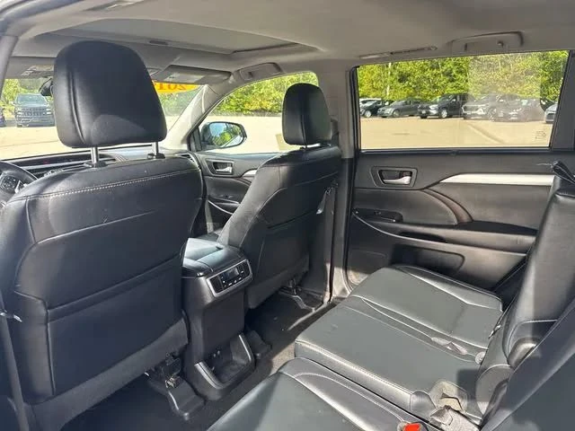 2019 Toyota Highlander - Image 14 of 20