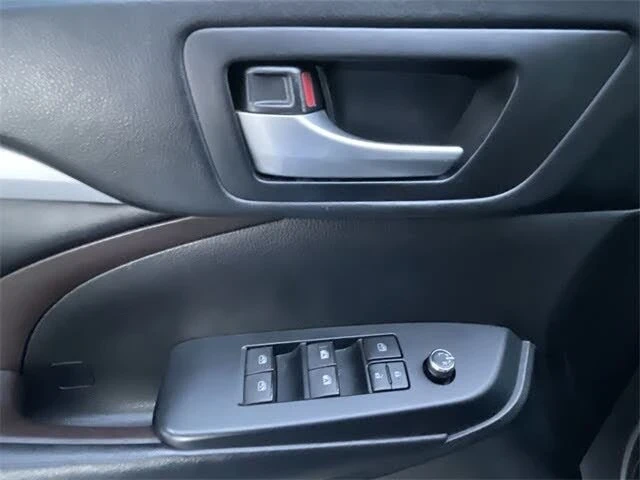 2019 Toyota Highlander - Image 13 of 20