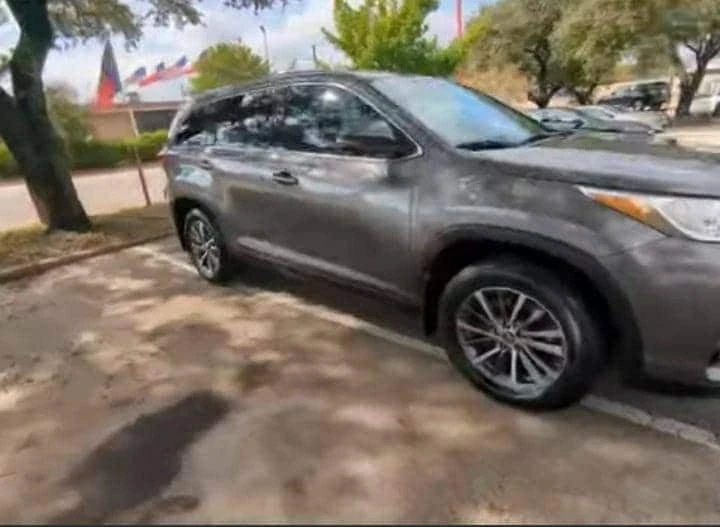 2019 Toyota Highlander - Image 2 of 3