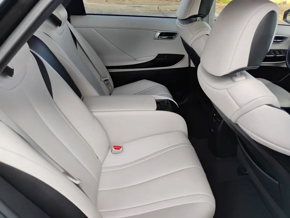 2019 Toyota Mirai - Image 16 of 20