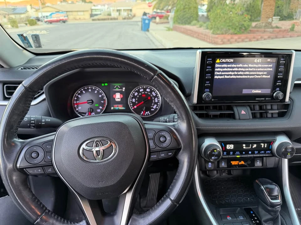 2019 Toyota RAV4 5th Gen - Image 11 of 20