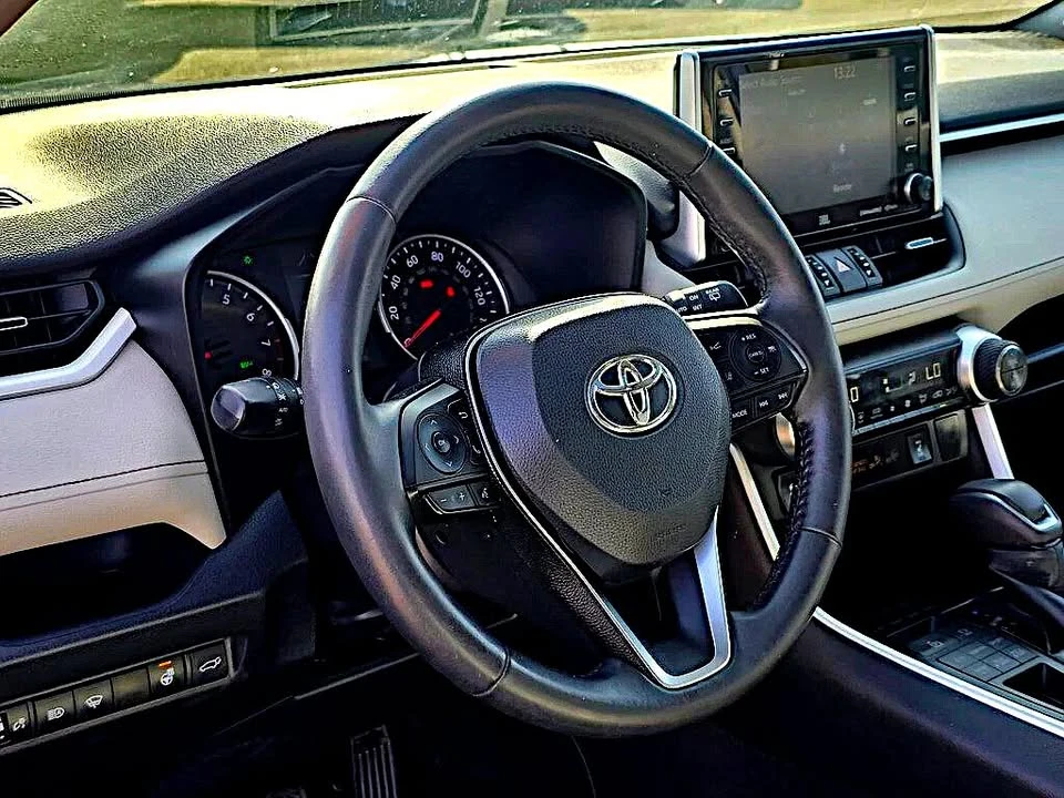 2019 Toyota RAV4 5th Gen - Image 8 of 15