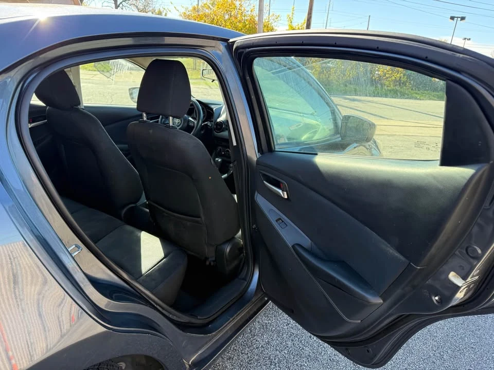 2019 Toyota Yaris - Image 11 of 19