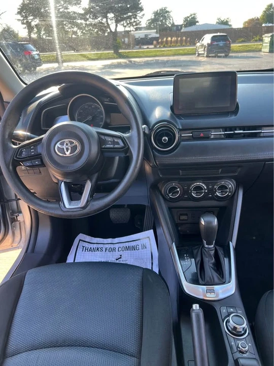 2019 Toyota Yaris - Image 15 of 19