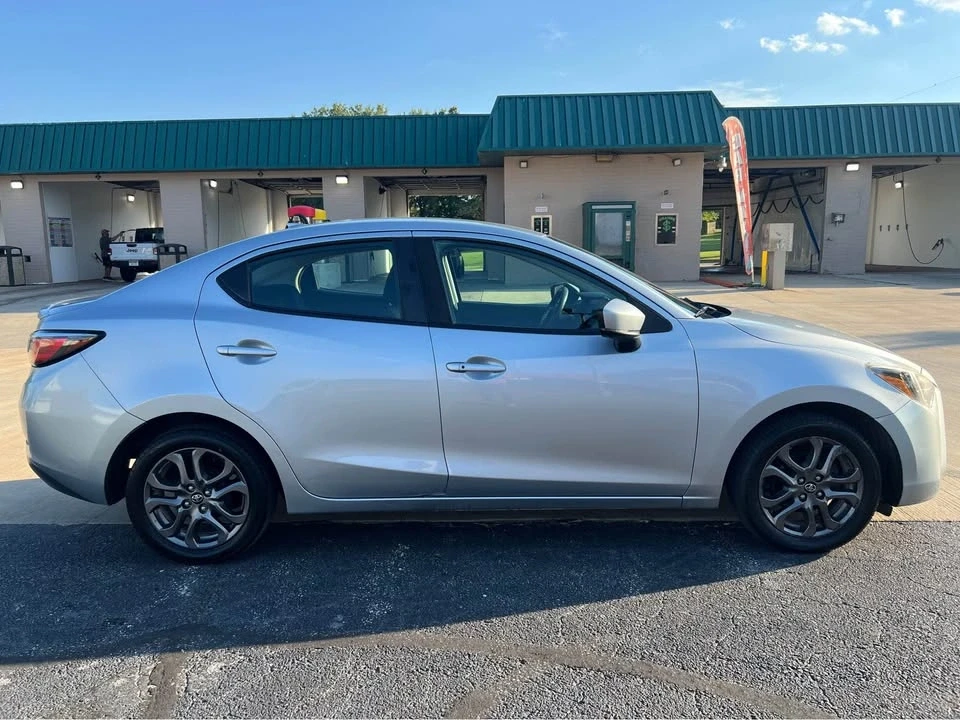 2019 Toyota Yaris - Image 2 of 19