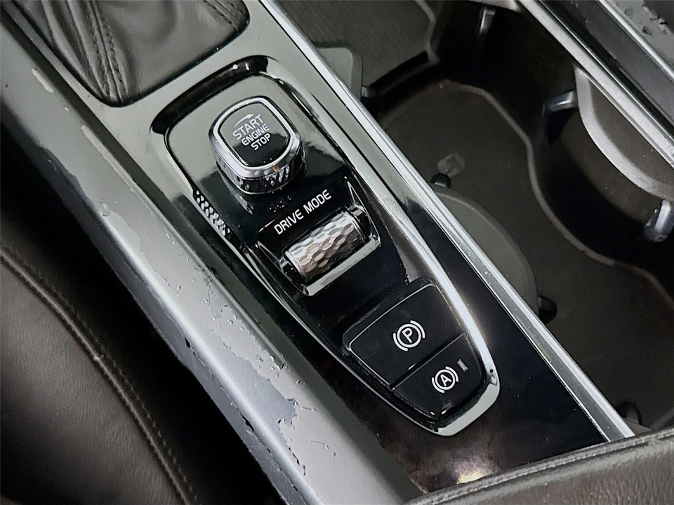 2019 Volvo - Image 15 of 31