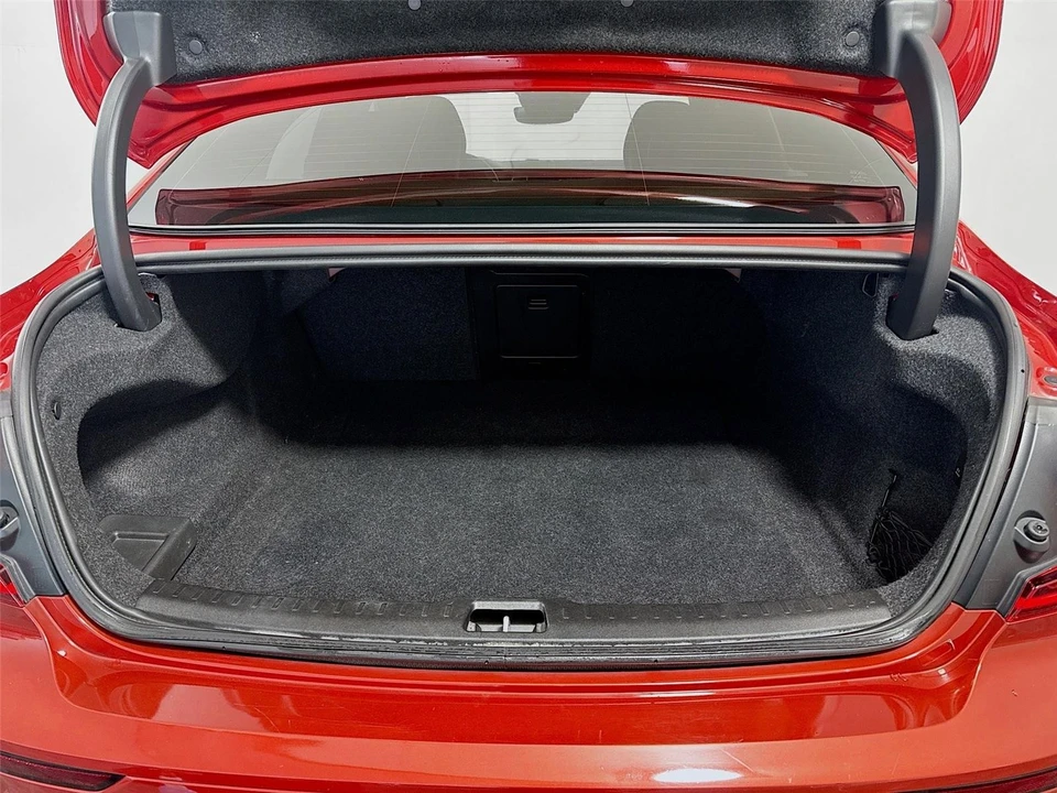 2019 Volvo - Image 23 of 31
