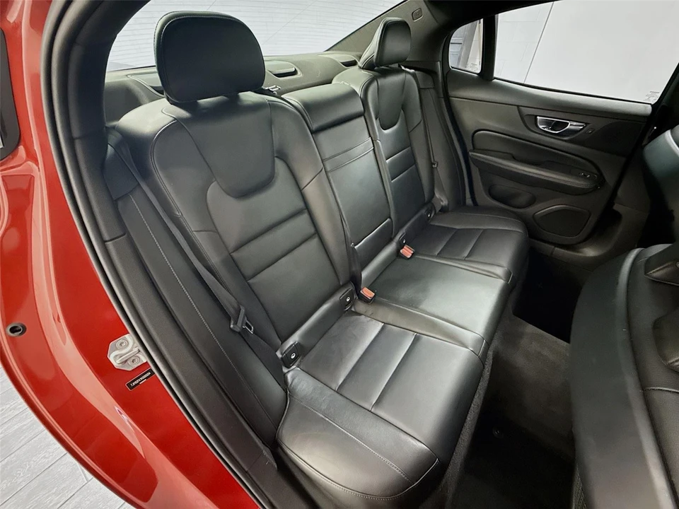 2019 Volvo - Image 25 of 31