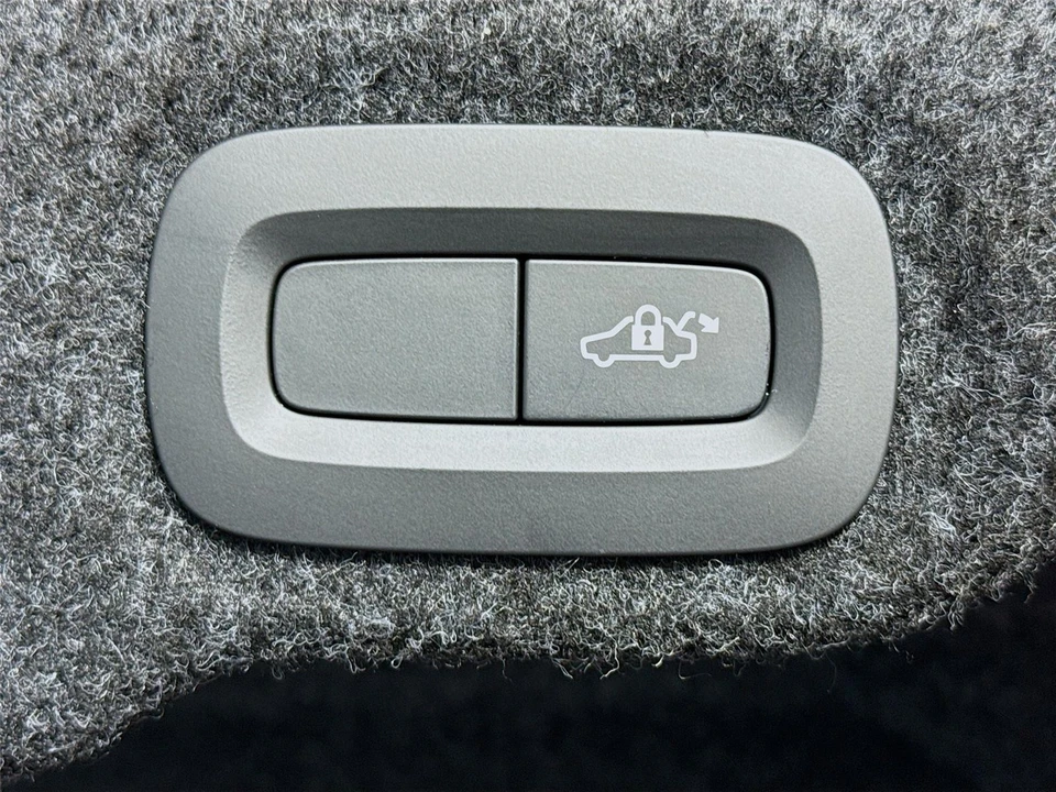 2019 Volvo - Image 24 of 31