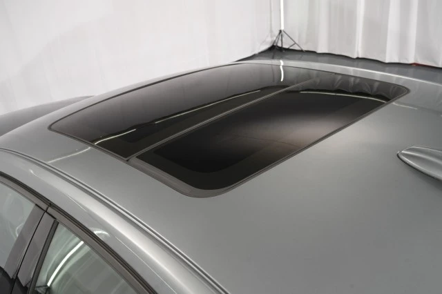 2019 Volvo - Image 17 of 31