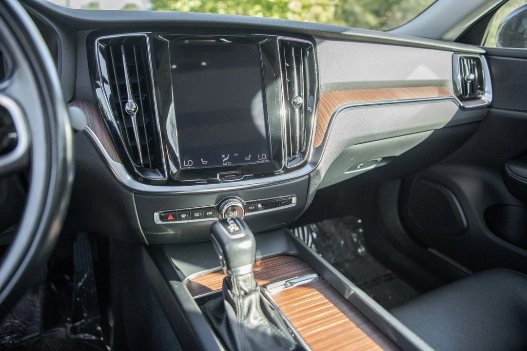 2019 Volvo S60 3rd Gen - Image 13 of 24