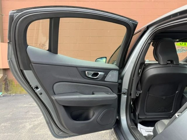 2019 Volvo - Image 26 of 31