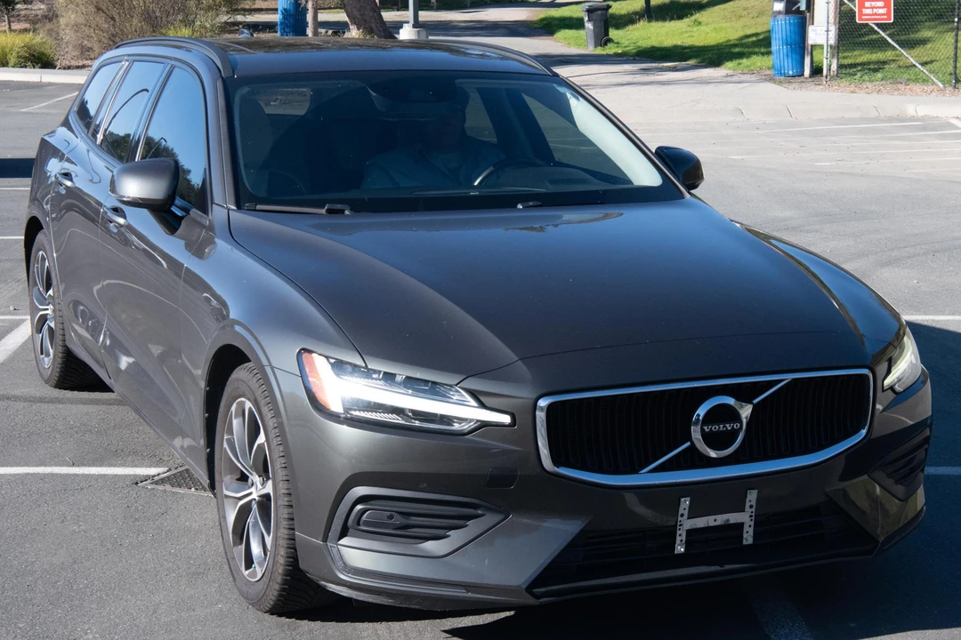 2019 Volvo V60 2nd Gen - Image 2 of 31