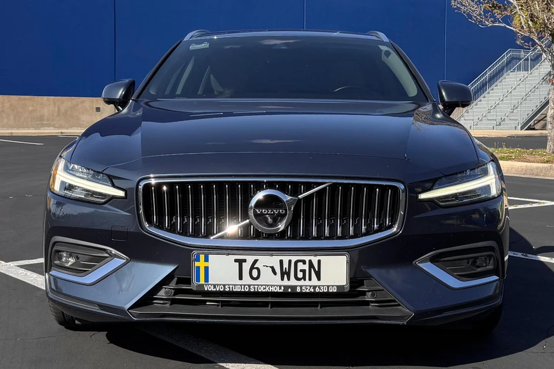 2019 Volvo V60 2nd Gen - Image 2 of 31
