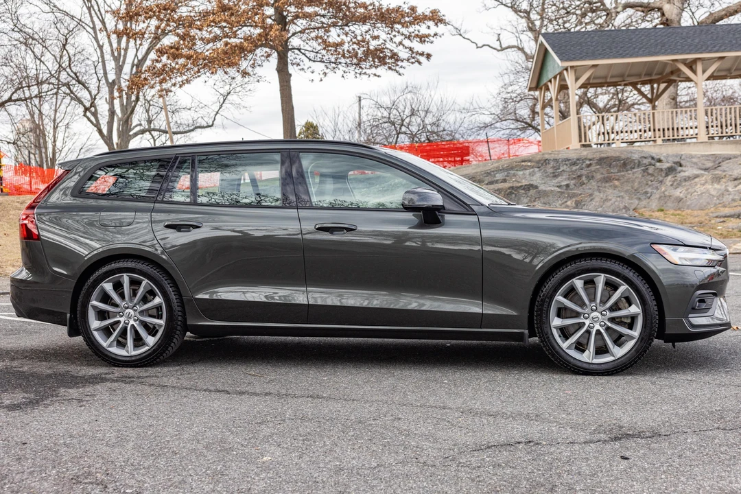 2019 Volvo V60 2nd Gen - Image 3 of 31