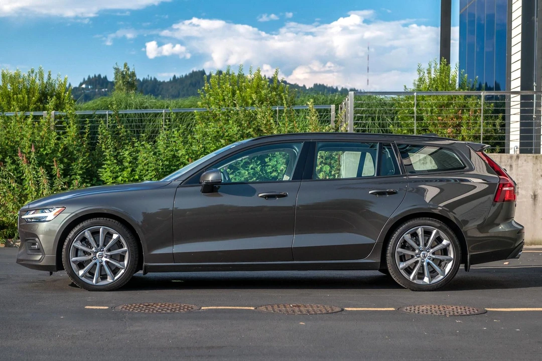 2019 Volvo V60 2nd Gen - Image 3 of 31