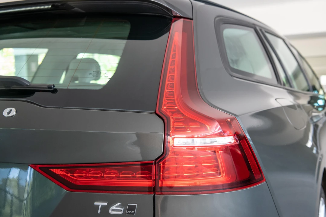 2019 Volvo V60 2nd Gen - Image 24 of 31