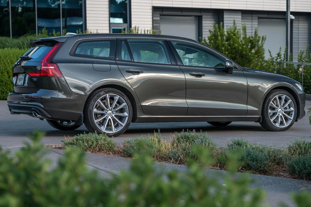 2019 Volvo V60 2nd Gen - Image 4 of 31