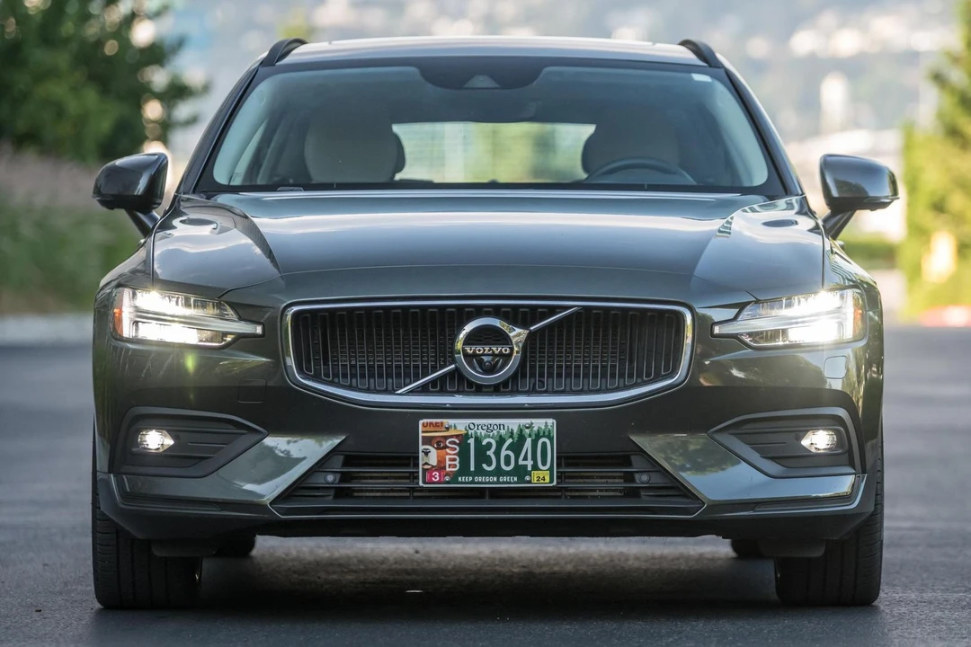 2019 Volvo V60 2nd Gen - Image 2 of 31