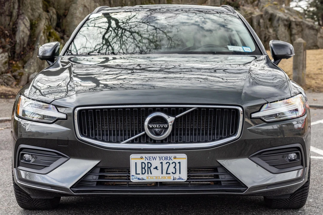 2019 Volvo V60 2nd Gen - Image 2 of 31