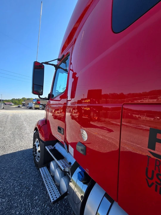 2019 Volvo - Image 2 of 21