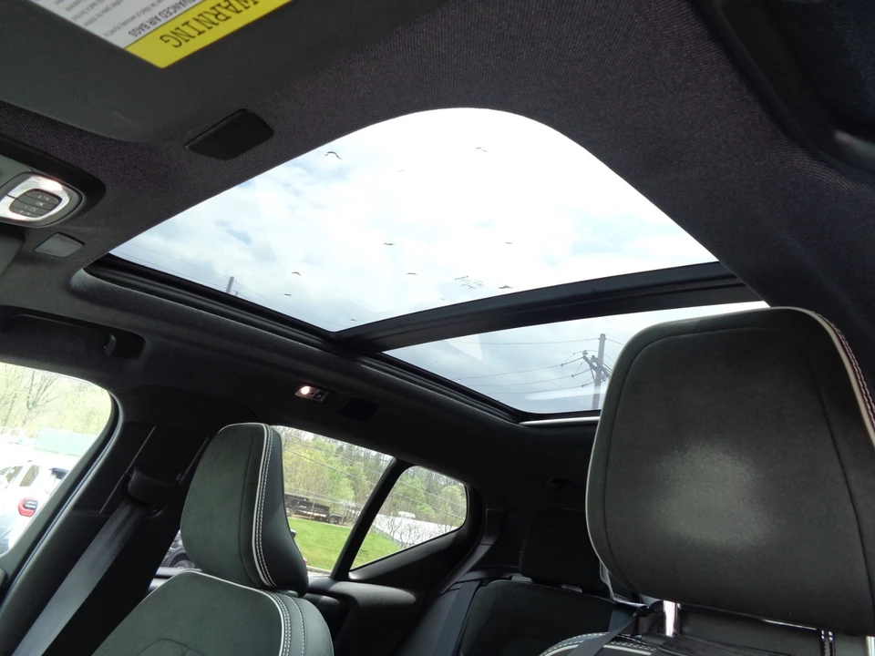 2019 Volvo XC40 - Image 14 of 31