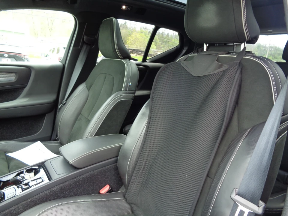 2019 Volvo XC40 - Image 13 of 31