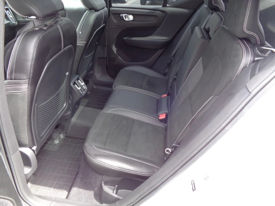 2019 Volvo XC40 - Image 17 of 31