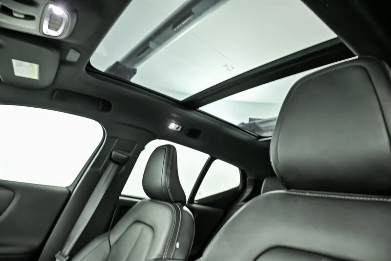 2019 Volvo XC40 - Image 18 of 29