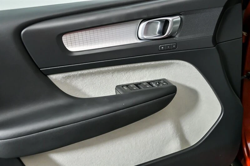 2019 Volvo XC40 - Image 17 of 21