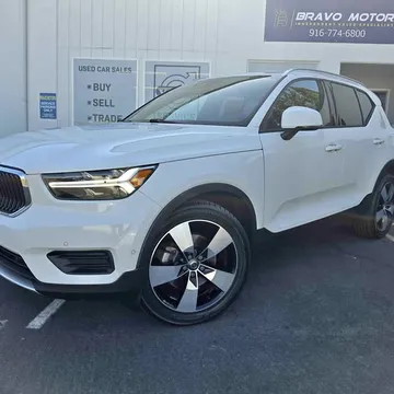 2019 Volvo XC40 T5 Momentum Sport Utility 4D