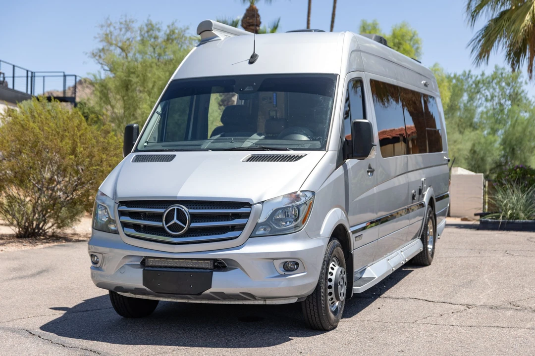 2019 Winnebago - Image 2 of 31