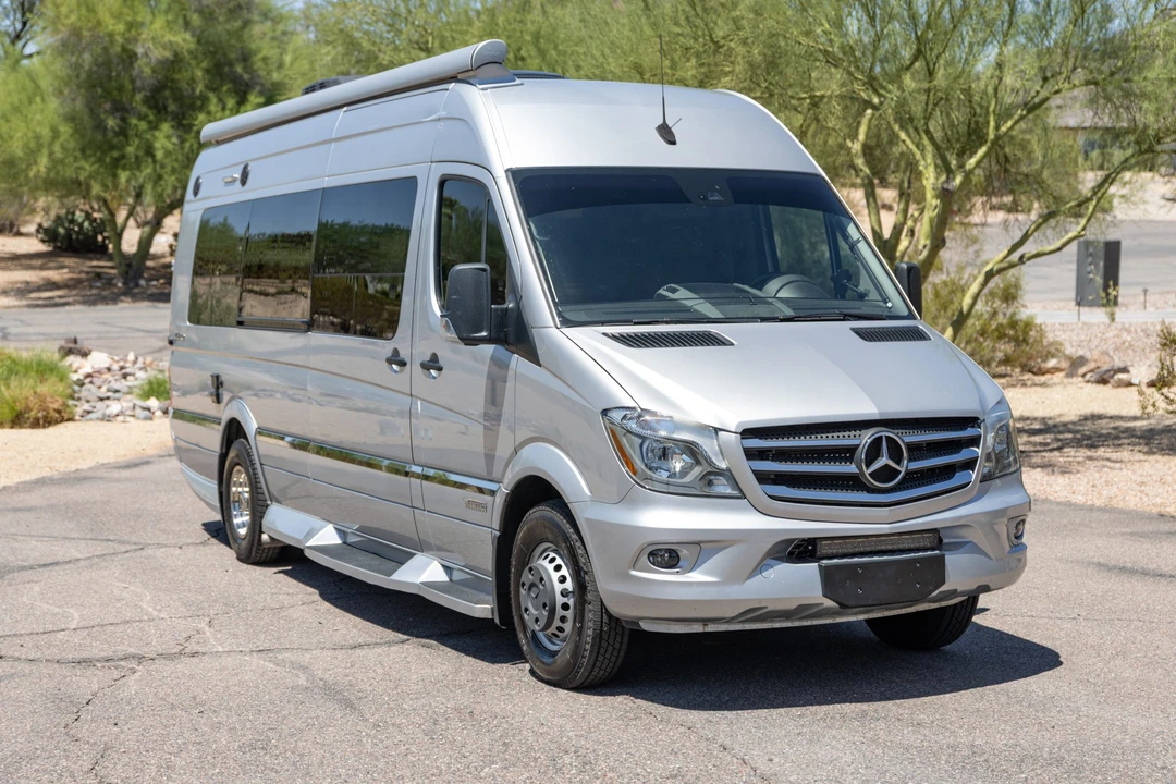 2019 Winnebago - Image 4 of 31