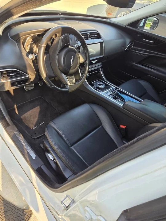 2019 Jaguar XE - Image 8 of 15