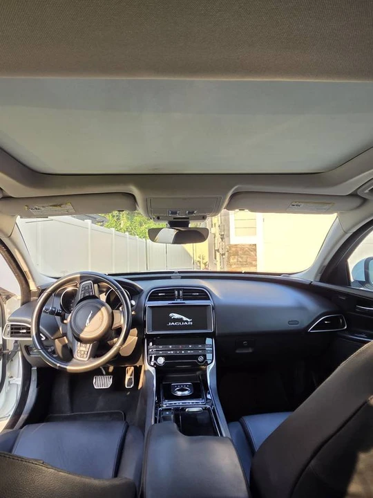 2019 Jaguar XE - Image 4 of 15