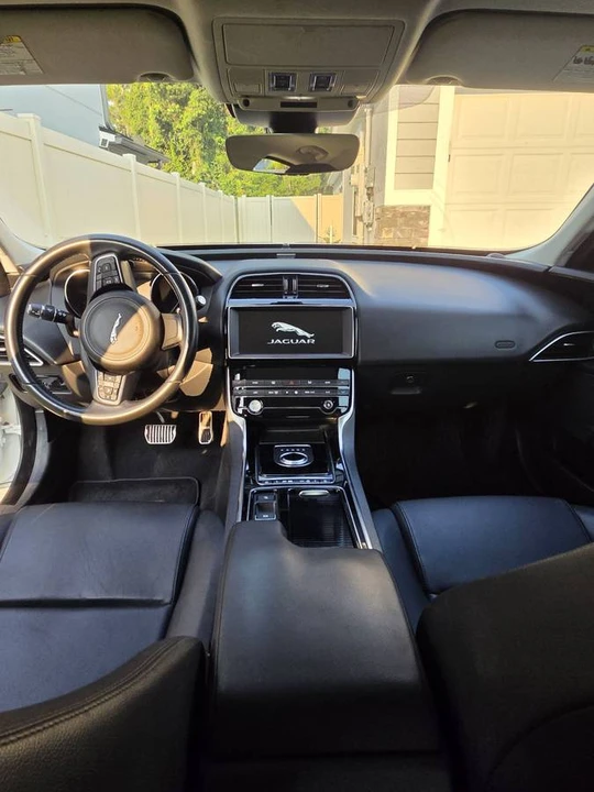 2019 Jaguar XE - Image 5 of 15
